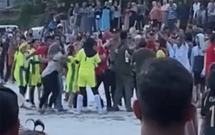 Sepak Bola Putri Ricuh, Para Suami Ikut Masuk Lapangan Bela Para Istri