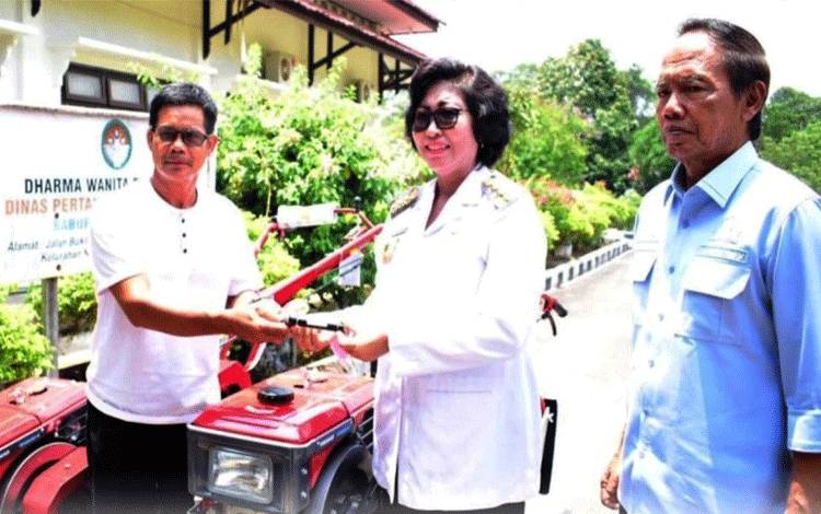 Pj Bupati Lamandau Salurkan Bantuan Alsintan kepada Kelompok Tani