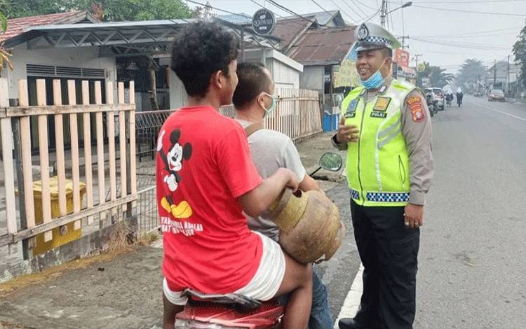 Personel Satlantas Polres Kapuas Tegur Pemotor Tak Pakai Helm