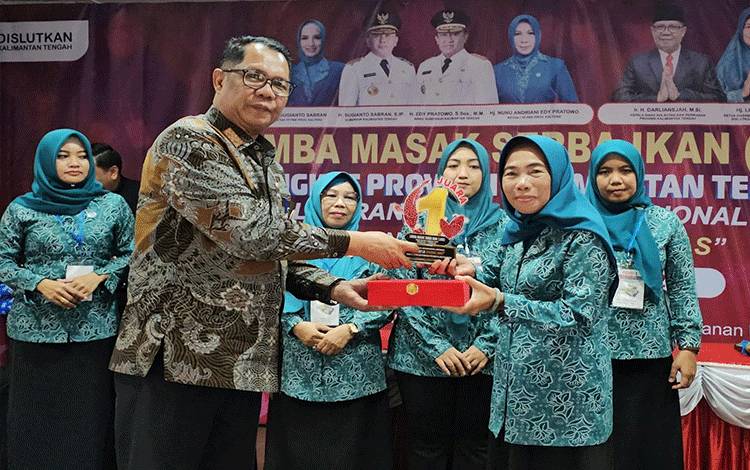 Kobar Menangkan Lomba Masak Serba Ikan Kalteng