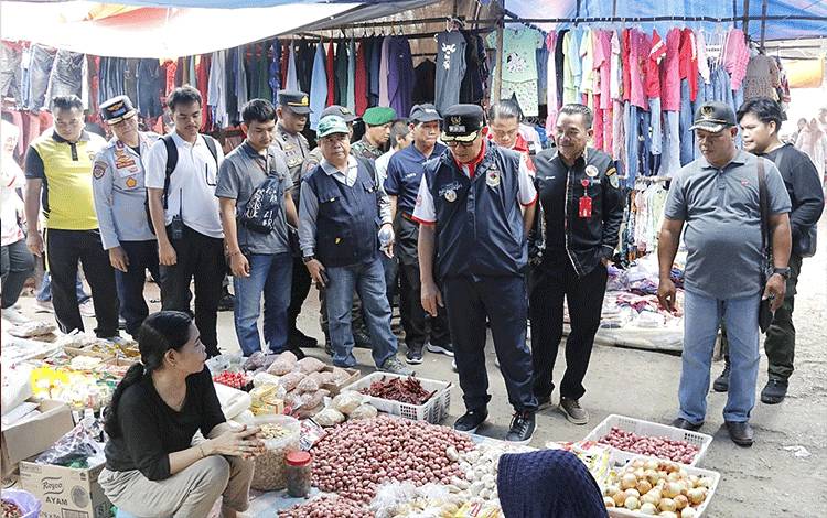 Pj Bupati Barito Timur Cek Harga Kebutuhan Pokok dan Fasilitas Umum di Pasar Ampah