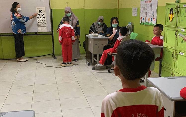 Puskesmas Bukit Hindu Beri Rapor Kesehatanku di SD IT Al-Furqon Palangka Raya