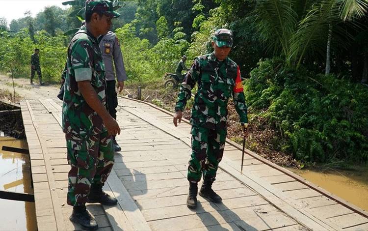 Dansatgas TMMD 118 Kodim 1011 Kapuas Cek Hasil Rehab Jembatan di Desa Sidorejo