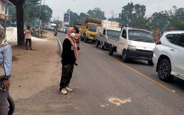 Lurah Kalampangan Bantu Atur Lalu Lintas saat Macet depan Kantor Kelurahan