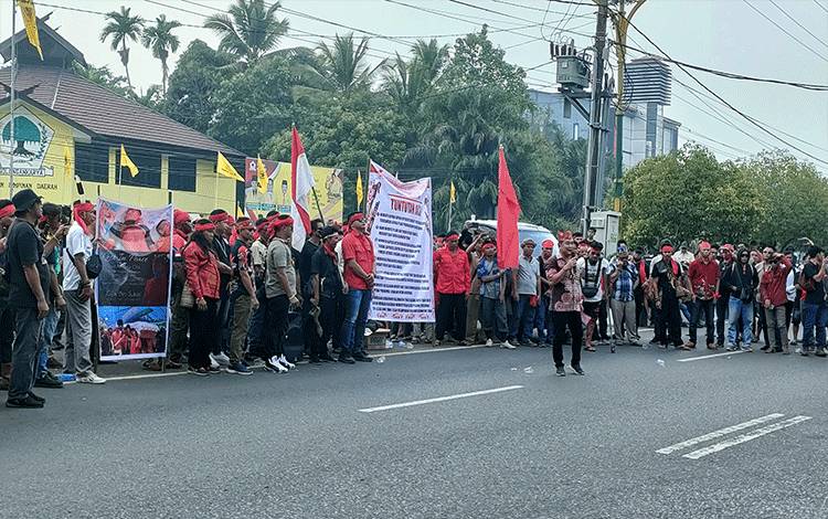 Aliansi Masyarakat Dayak Peduli Bangkal Gelar Aksi di Mapolda Kalteng