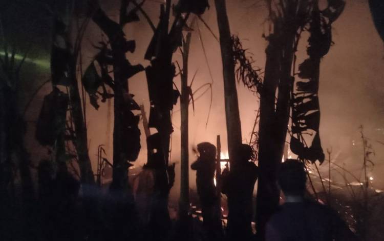 Sebuah Bangunan Tak Berpenghuni di Samuda Hangus Terbakar