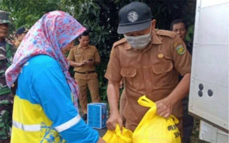 300 Paket Sembako Murah Ludes Diserbu Warga Kelurahan Tumbang Rungan