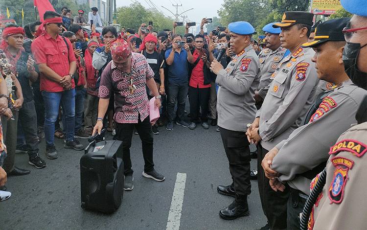 Polresta Palangka Raya Kerahkan 29 Personel Pada Aksi Damai Aliansi Masyarakat Adat Dayak