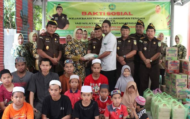 Kajati Kalteng Pathor Rahman Berbagi Kebahagiaan di Panti Asuhan