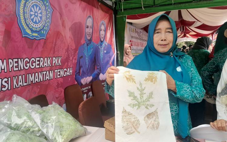 TP-PKK Provinsi Kalteng Edukasikan Ekoprint pada Momentum GPM dan Hari Pangan Sedunia