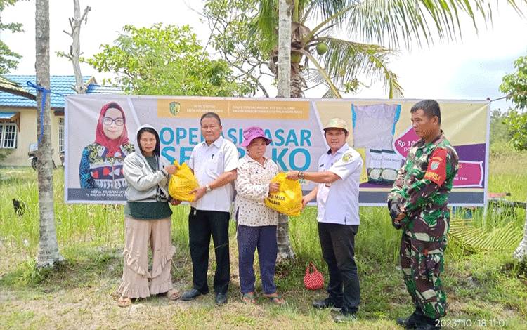 300 Paket Sembako Operasi Pasar Ramai Diserbu Warga Pager