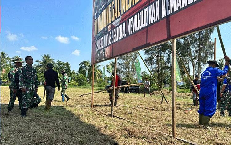 Jelang Purna TMMD di Desa Sidorejo, Kodim 1011 Kuala Kapuas Bersama Warga Siapkan Upacara Penutupan
