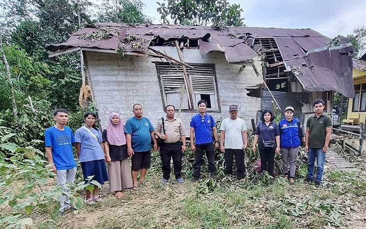 Camat Patangkep Tutui, Karang Taruna dan Tagana Kunjungi Warga Terdampak Angin Puting Beliung