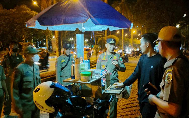 Dewan Apresiasi Satpol PP Palangka Raya Sterilkan Taman Kota
