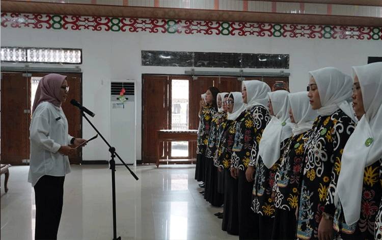 Pj Wali Kota Palangka Raya, Hera Nugrahayu melantik pengurus GOW. (FOTO: HENDRI)