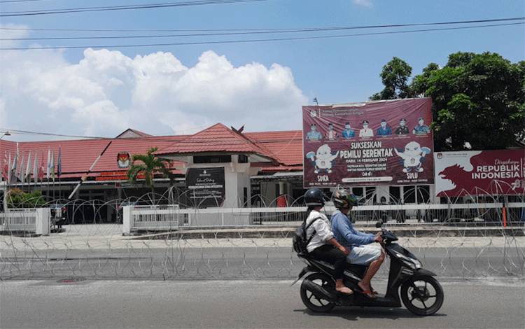 Kantor KPU Kalteng Dikeliling Kawat Berduri Kepolisian