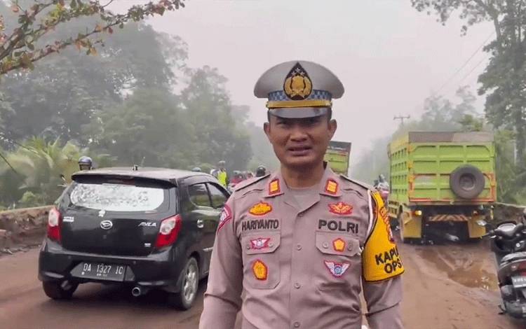 Kasatlantas Polres Katingan Minta Pengendara Utamakan Keselamatan Saat Melintas Jalan Dalam Perbaikan
