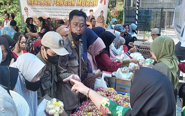 Pangan Murah di Kantor Dinas Ketahanan Pangan Kapuas Diserbu Warga