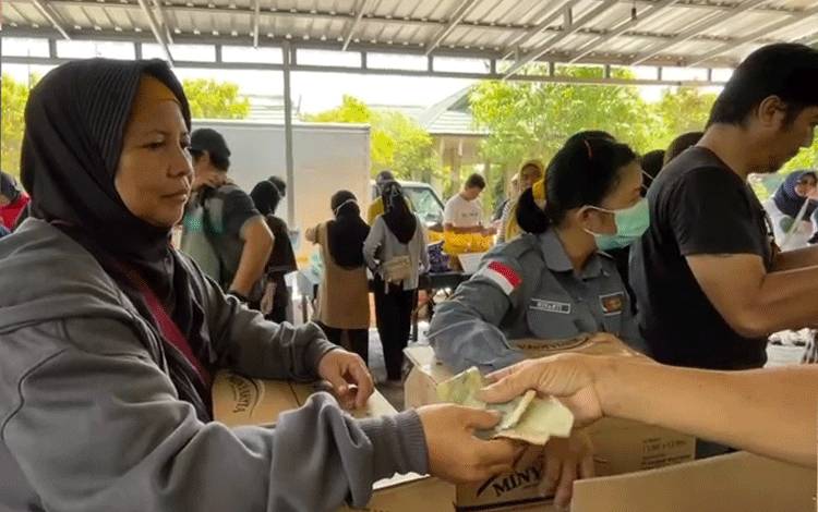 Antusiasme Warga di Pasar Penyeimbang Palangka Raya, Komoditas Utama Ludes Terjual