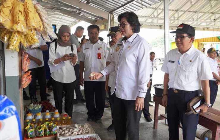 Pj Bupati Lamandau Monitoring Harga dan Stok Sembako