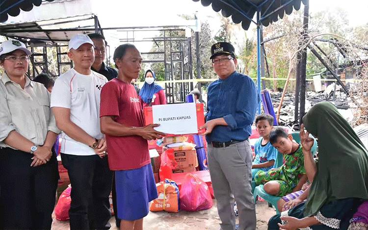 Warga Terdampak Kebakaran Rumah di Kelurahan Palingkau Lama Terima Bantuan