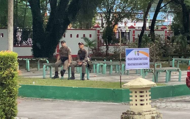 Satpol PP Kota Palangka Raya Sterilisasi Taman Yos Soedarso dari Para Pedagang