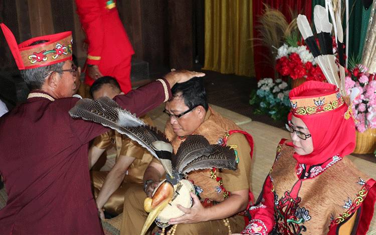 Pj Bupati Kapuas Jalani Ritual Adat Tampung Tawar