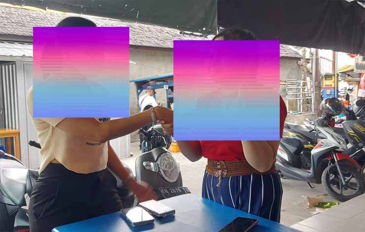 Kedua karyawati cantik bersalaman tanda damai (Foto : Bidhumas Polda Kalteng)