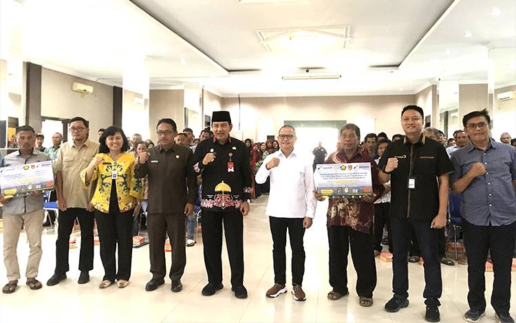 Petani Kobar dari 6 Kecamatan Terima Paket Bantuan Pompa Air Bahan Bakar Gas