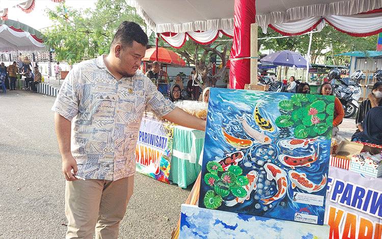 Waket II DPRD Kapuas Apresiasi Pasar UMKM Rangkaian Hari Sumpah Pemuda ke-95