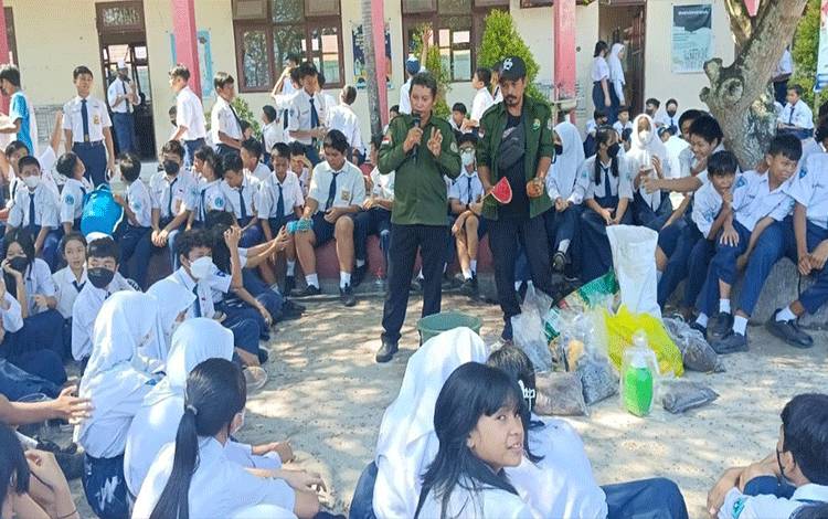 DLH Palangka Raya Edukasi Pelajar Tentang Cara Membuat Kompos