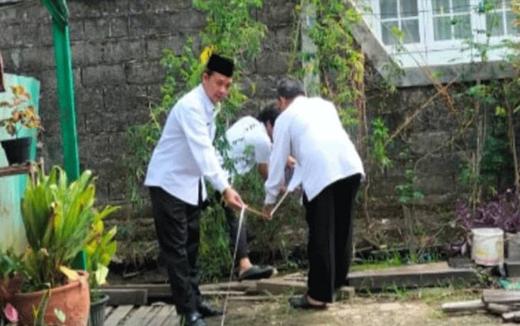 Tim Kemenag Kapuas Lakukan Pengukuran Tanah dan Bangunan KUA Selat