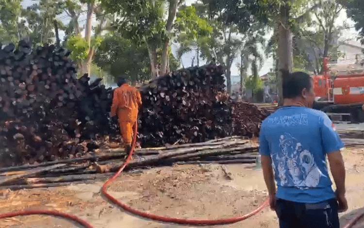 Gara-Gara Bakar Sampah Tumpukan Kayu Galam di Bantilan Terbakar