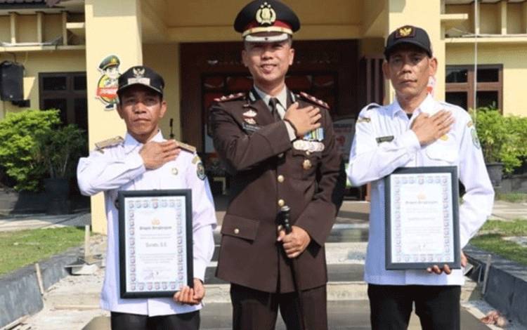 Momen HSP, Kapolres Kapuas Serahkan Penghargaan Kepada Dua Kades Turut Jaga Harkamtibmas
