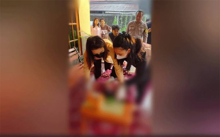 Bayi Ditemukan di Depan Rumah Warga Jalan B Koetin Palangka Raya