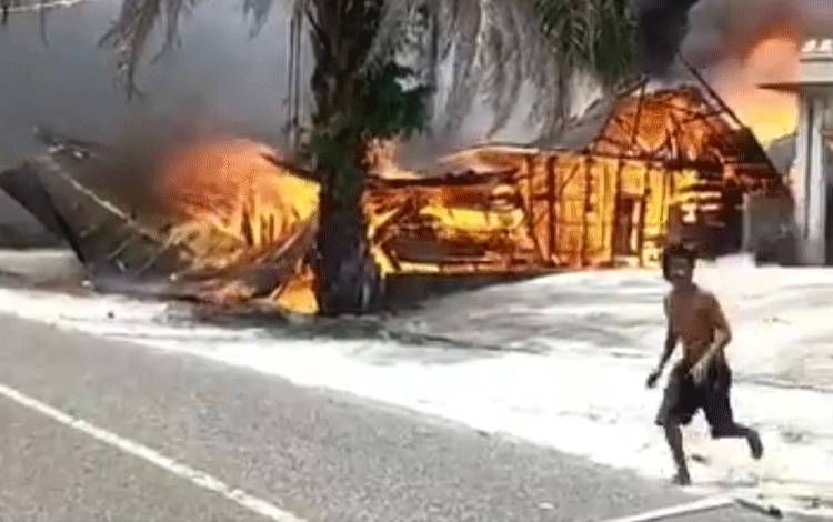 Kebakaran Hanguskan Tiga Rumah Warga di Desa Sei Gawing?