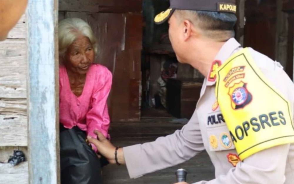 Kapolres Kapuas Serahkan Bantuan Sembako untuk Warga di Sei Pasah
