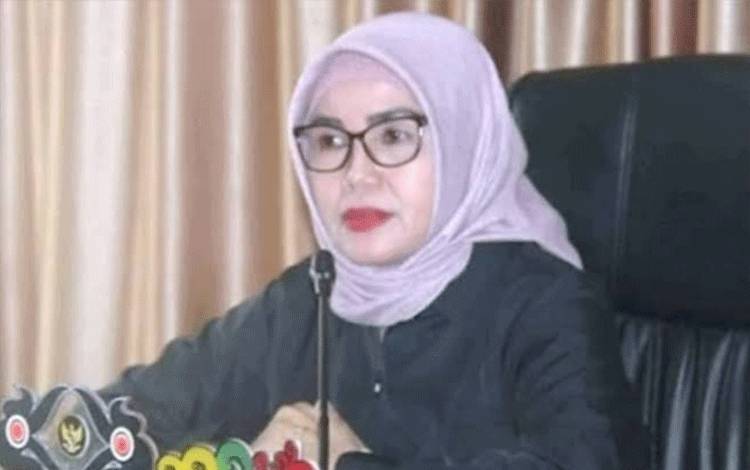 Ruselita Memberikan Selamat pada UPTD Puskesmas yang Berhasil dalam Re-Akreditasi