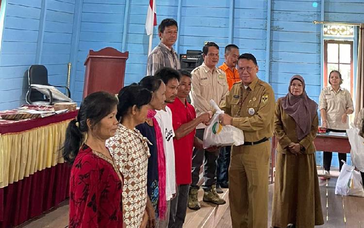 Sekda Gunung Mas Serahkan Bantuan Pangan dari Badan Pangan Nasional untuk Warga