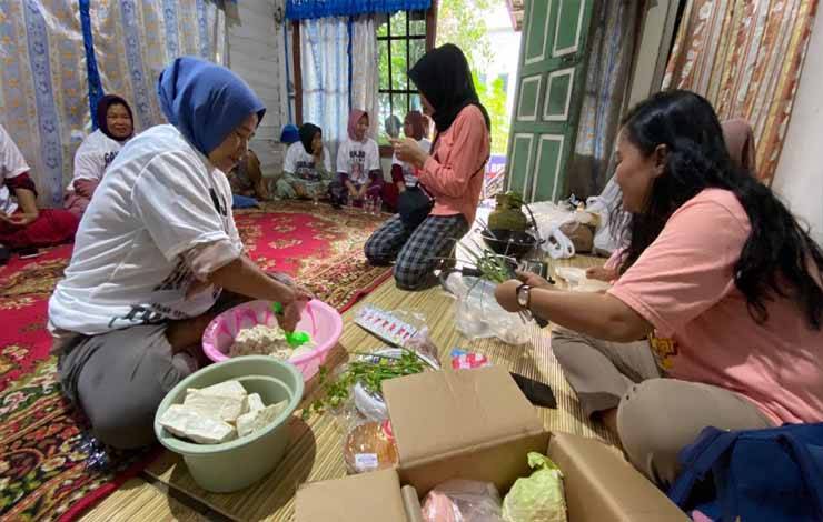 Jadi Ide Bisnis, Mak Ganjar Gelar Pelatihan Membuat Lumpia Tahu Telur di Barito Selatan