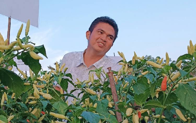 Wakil Ketua I DPRD Gunung Mas Ajak Warga Kelola Lahan Tidur Jadi Kebun