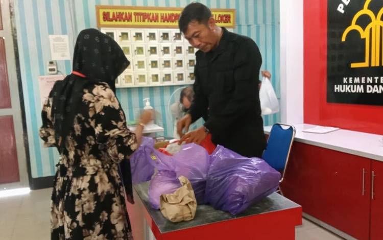 Petugas P2U Geledah Barang Pengunjung Sebelum Masuki Area Rutan