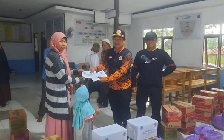 BPBD Kapuas Salurkan Bantuan untuk Warga Terdampak Bencana Puting Beliung di Desa Petak Batuah