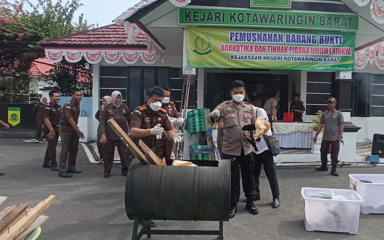 Perkara Sudah Inkrah, Kejari Kobar Musnahkan Puluhan Barbuk Kasus Tindak Pidana