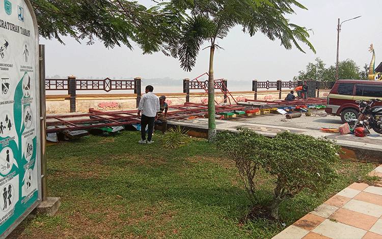 Dinas PUPR Pulang Pisau Bersihkan Material Fasilitas Publik yang Roboh Akibat Angin Kencang