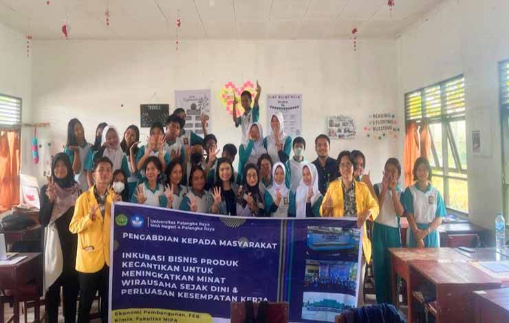 LPPM UPR Latih Ketrampilan Bisnis Kecantikan Siswa SMAN 4 Palangka Raya