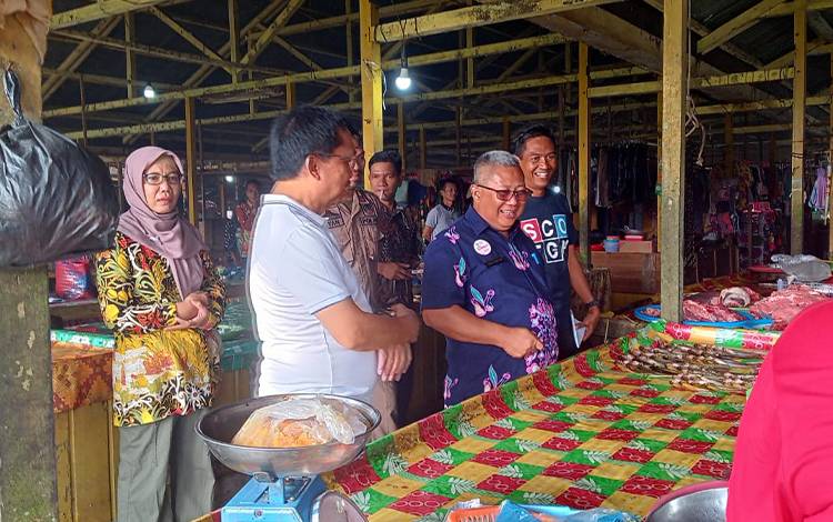 Pj Bupati Sukamara Cek Harga Sembako di Pasar Saik