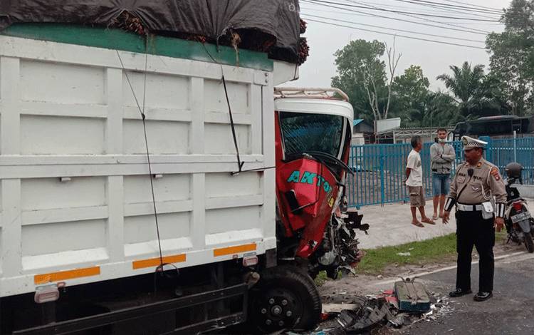 Ban Selip, Mobil Sat Samapta Polresta Palangka Raya Menabrak Truk Parkir
