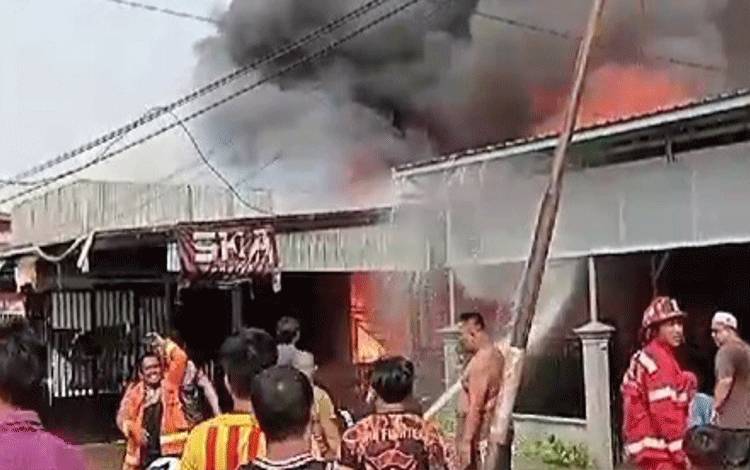 Kebakaran Hanguskan Dua Rumah Warga di Jalan Mahakam Kapuas