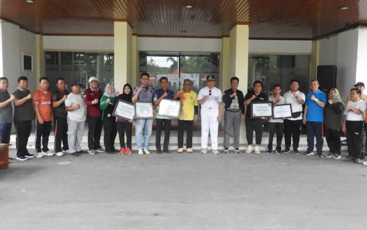 CBI Group dan PT CBUT Tbk Terima Penghargaan Kategori Lingkungan dari Pemkab Kobar